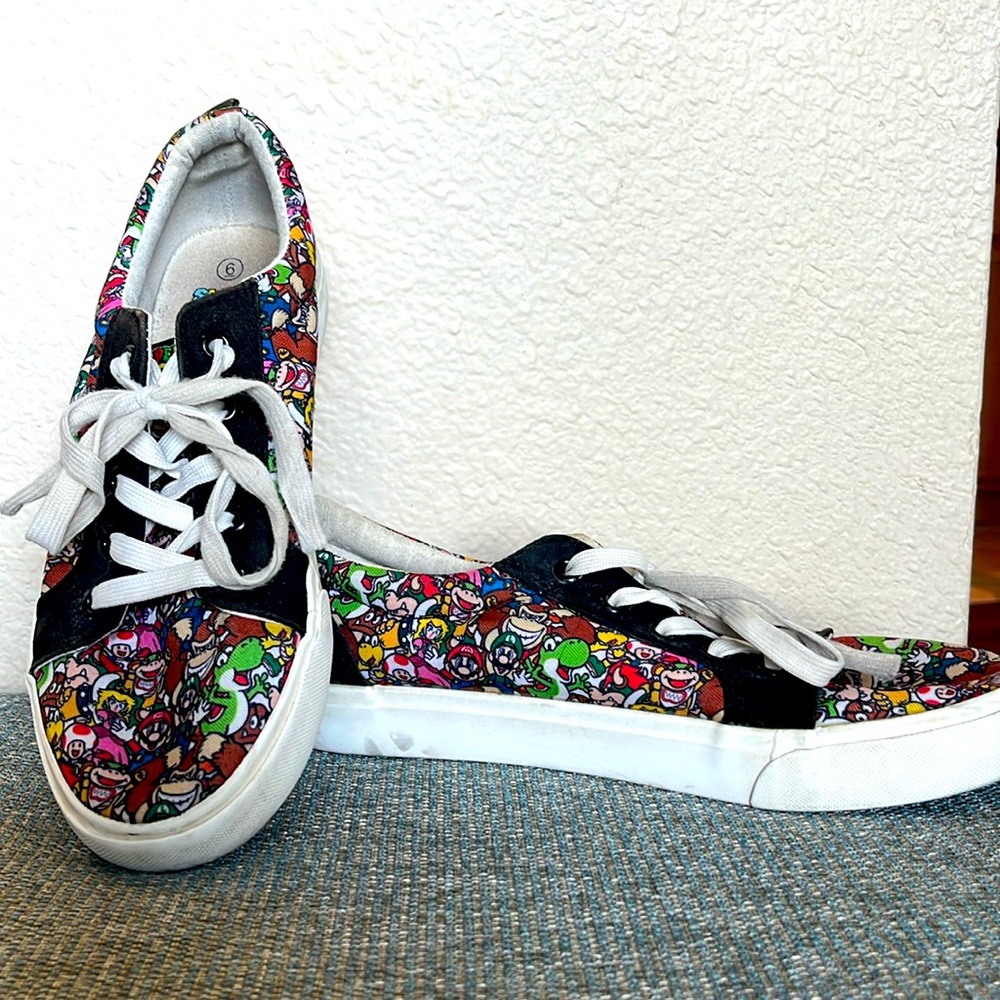 Super Mario Nintendo Sneakers Size 6 - Picture 1 of 6